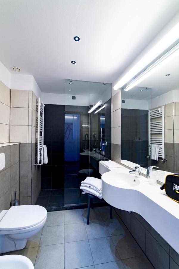 Campione Univela Rooms & Beds - Private Beach Hostel *