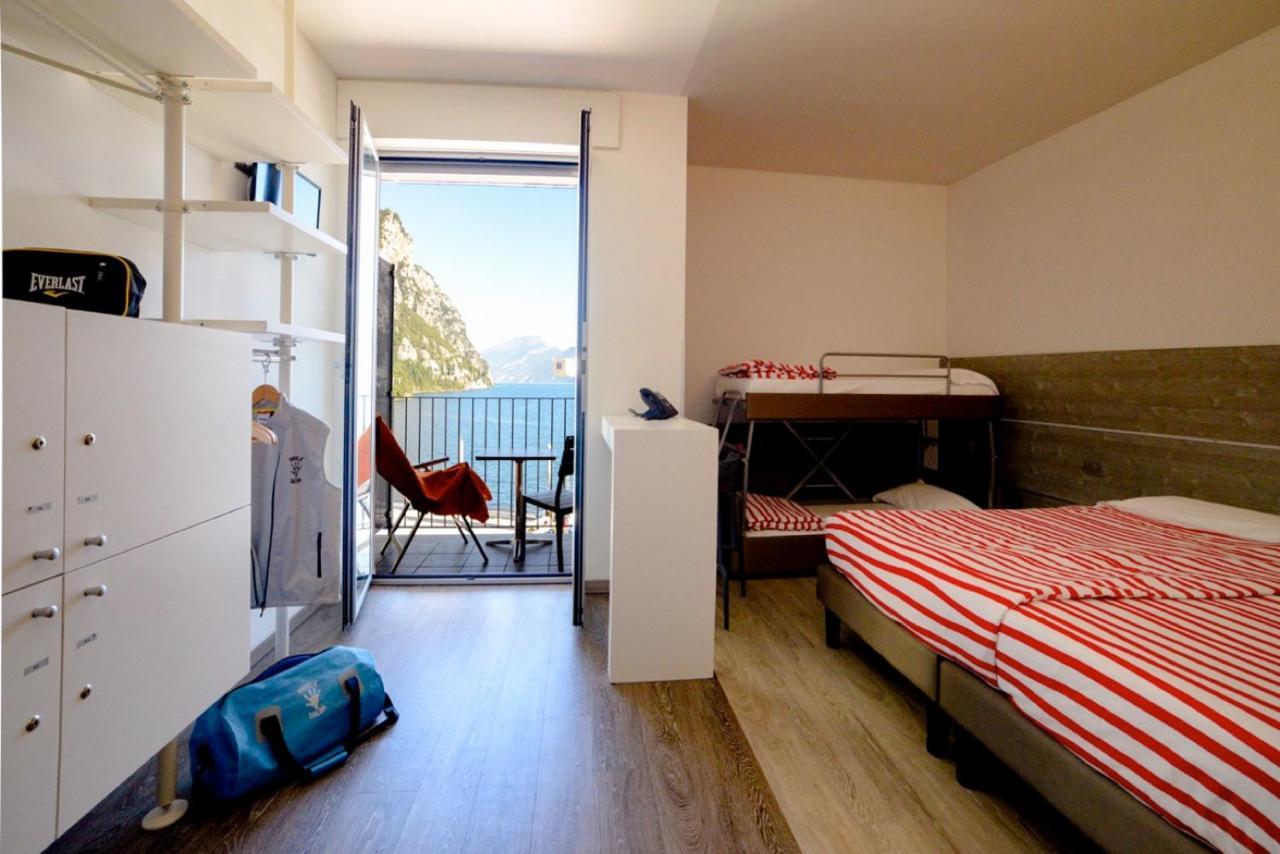 Campione Univela Rooms & Beds - Private Beach Hostel