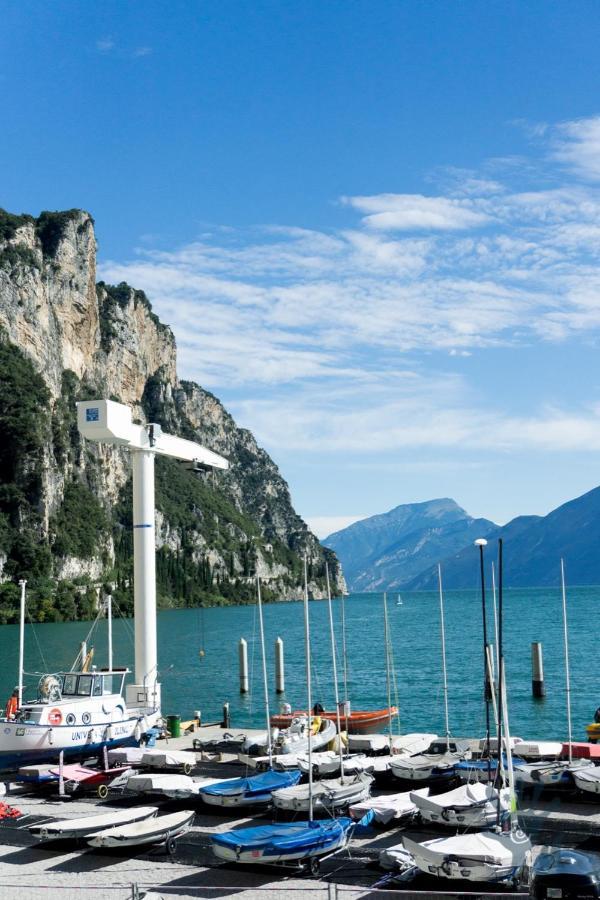 Campione Univela Rooms & Beds - Private Beach Hostel *