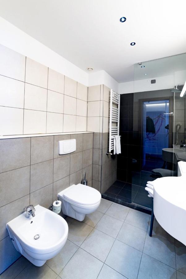 Campione Univela Rooms & Beds - Private Beach Hostel *