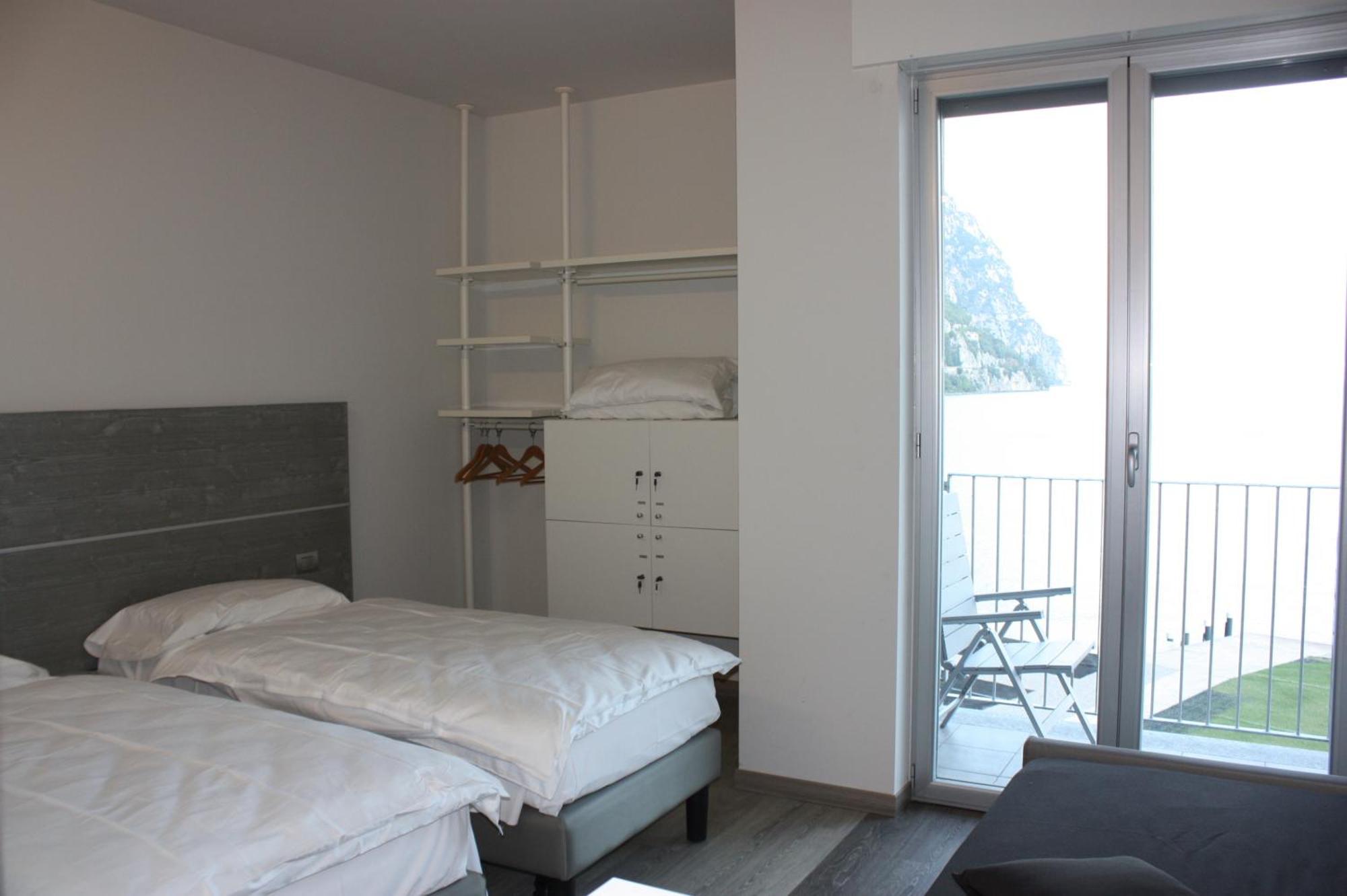 Campione Univela Rooms & Beds - Private Beach Hostel *