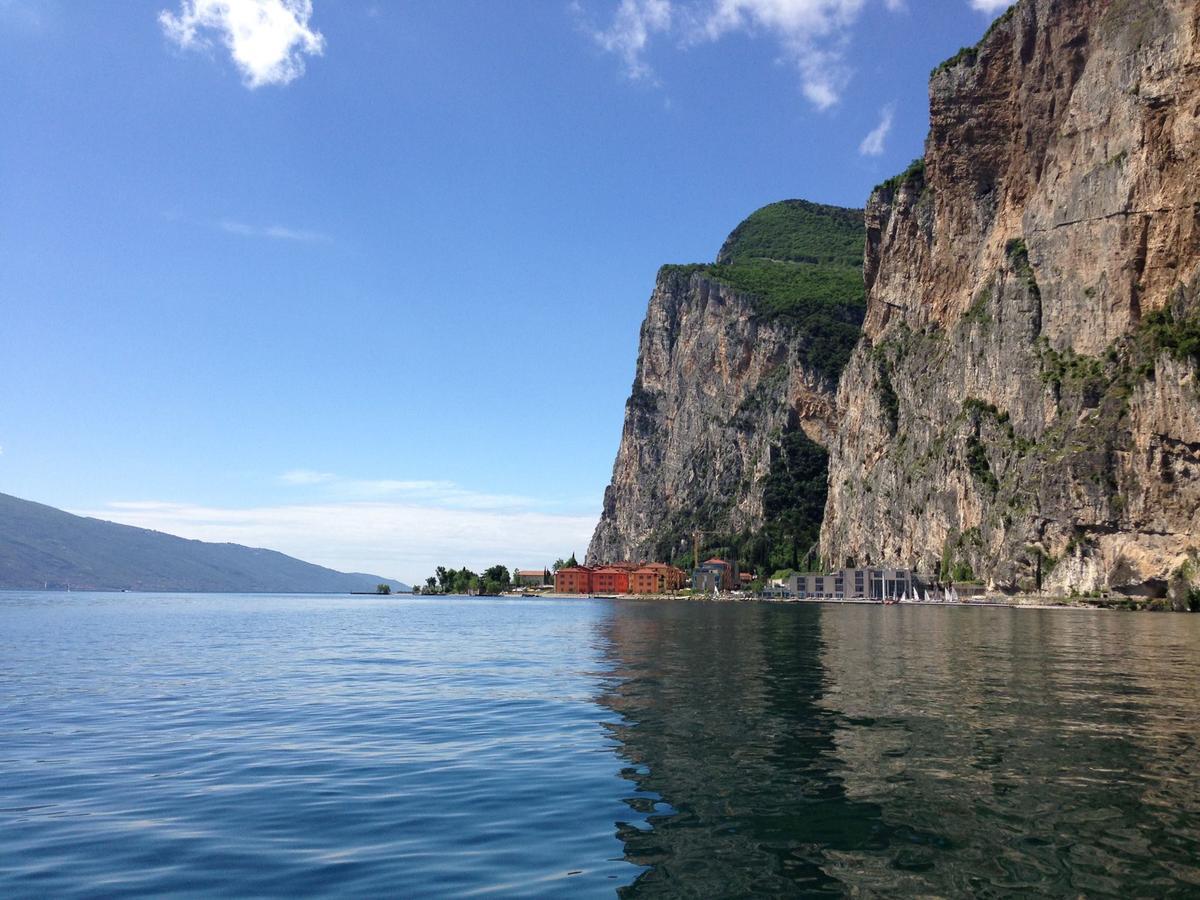 Campione Univela Rooms & Beds - Private Beach Hostel