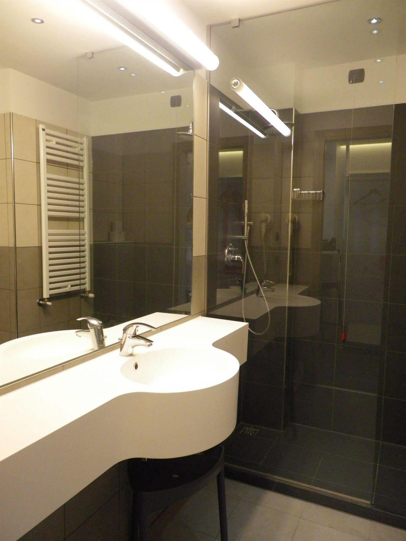 Campione Univela Rooms & Beds - Private Beach Hostel *