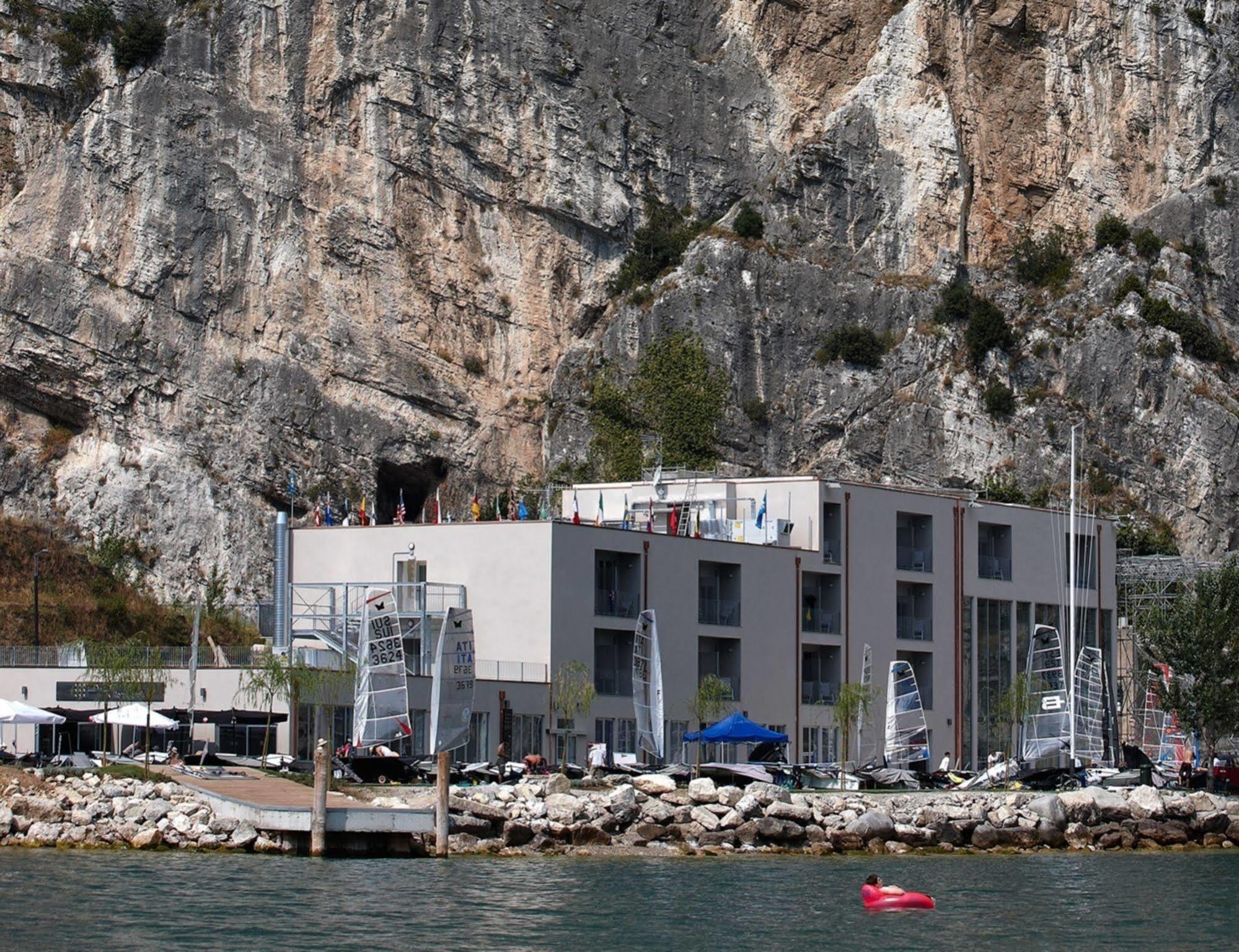 Campione Univela Rooms & Beds - Private Beach Hostel Tremosine